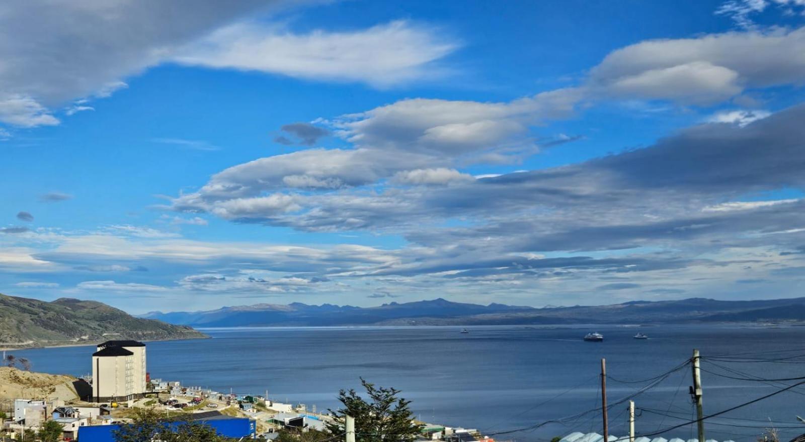 Dpto Amplio Con Vista A La Bahia Apartment Ushuaia Exterior photo